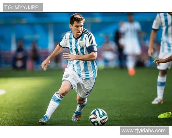 球星亲测新款足球性能 揭秘顶级球员对足球的独特要求与体验 球星亲测新款足球性能 揭秘顶级球员对足球的独特要求与体验