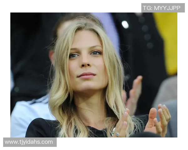 足球球星与女友甜蜜互动引发网友热议两人感情备受关注 足球球星与女友甜蜜互动引发网友热议两人感情备受关注