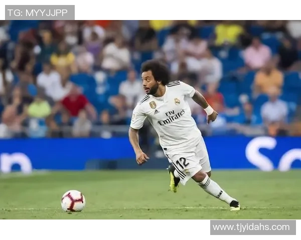 从草根到巨星一名足球球星的励志成长与辉煌荣耀之路